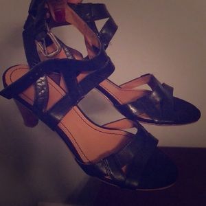 Black sandals mid heel.
